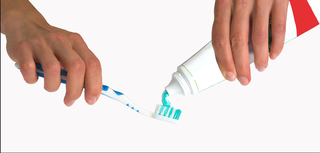 spazzolino e dentifricio