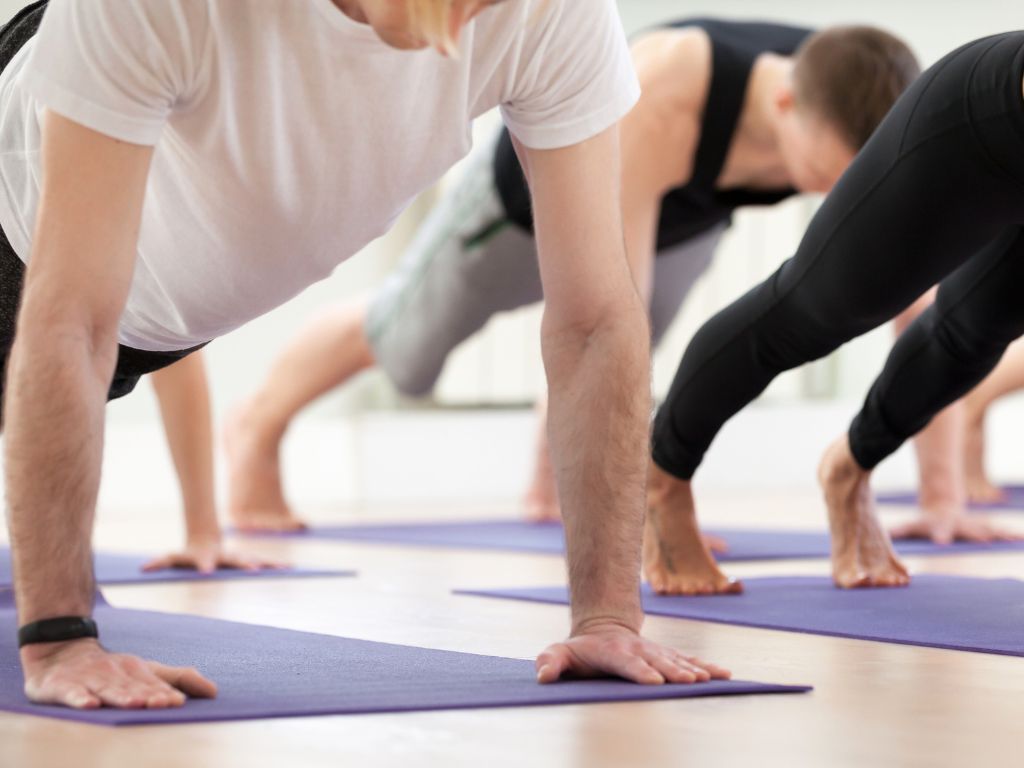 pratica-plank-nella-classe-yoga