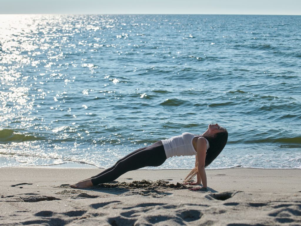 una-donna-in-posizione-plank-invertita-al-mare