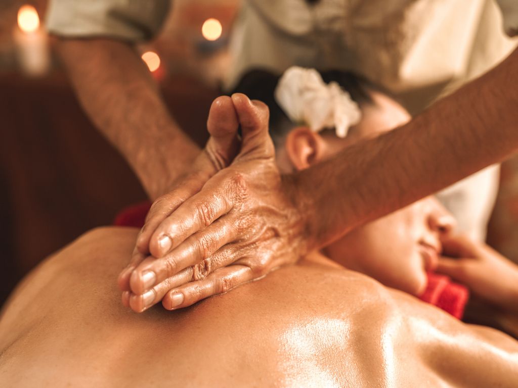 una-donna-durante-la-sessione-di-massaggio-ayurvedico