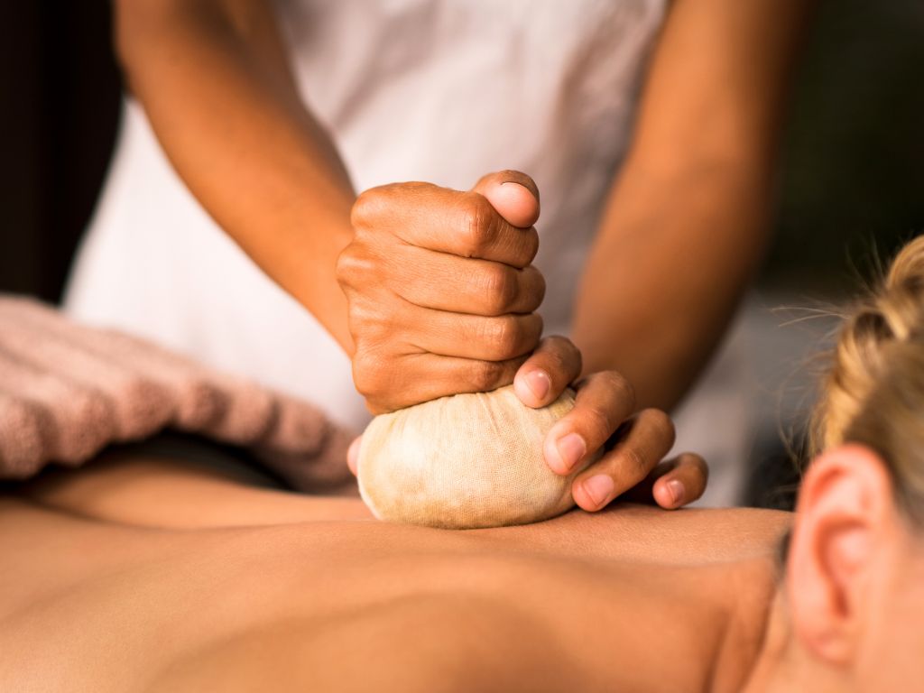 una-sessione-di-massaggio-ayurvedico