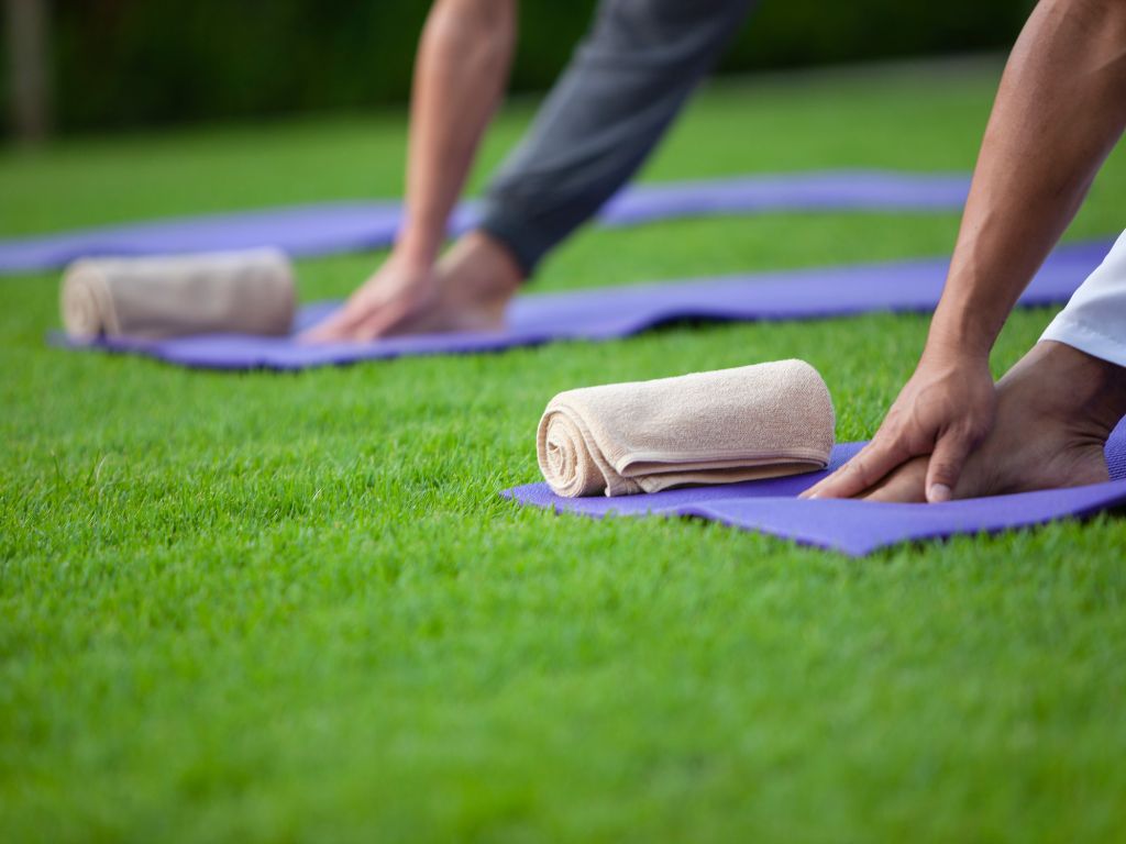 una lezione di yoga al parco