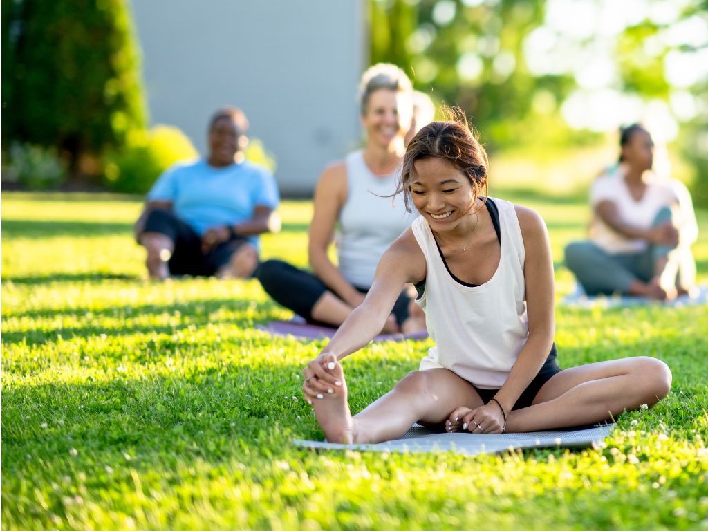 una ragazza pratica yoga outdoor