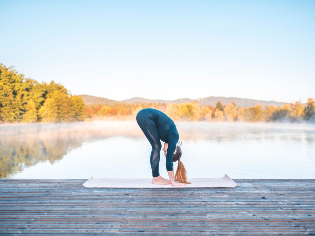 uttanasana con ginocchia piegate