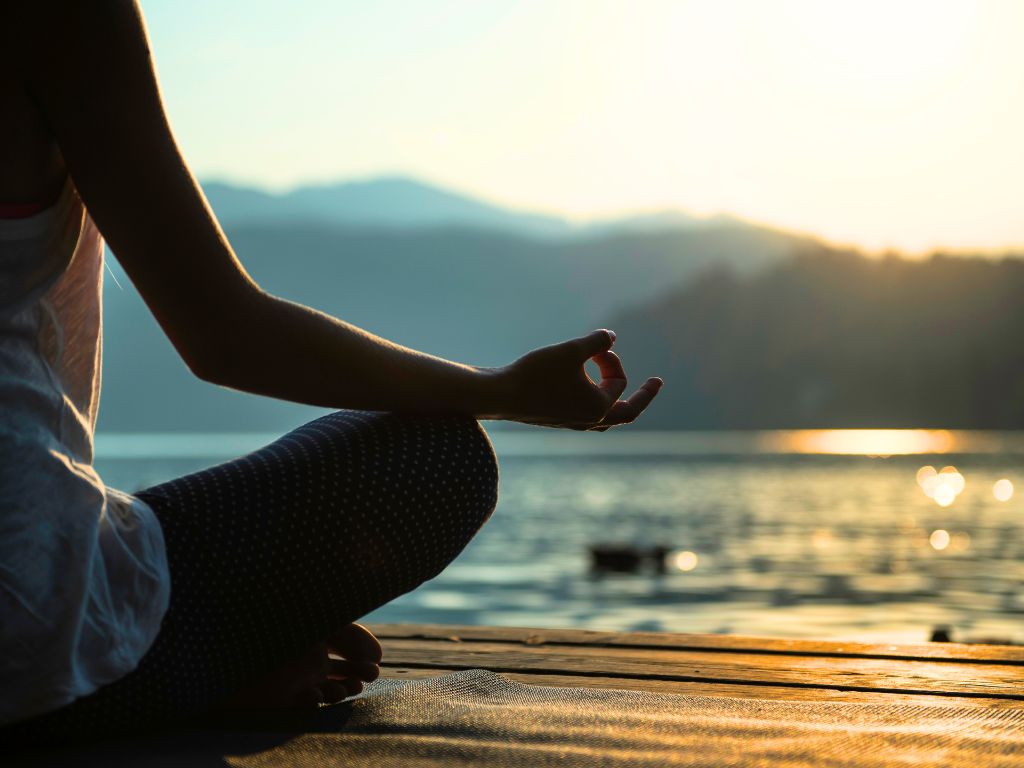 una-donna-in-meditazione-al-lago