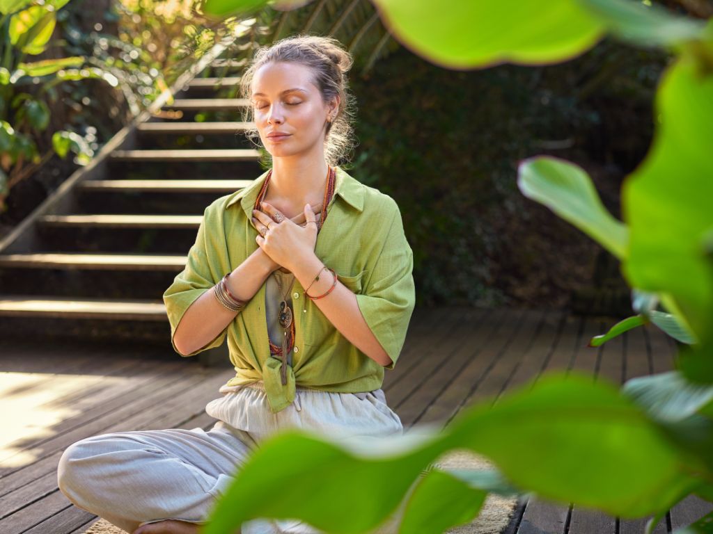 una-donna-medita-all-aperto