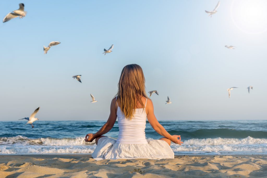 yoga e meditazione in riva al mare