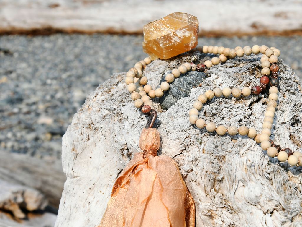 Bracciale Mala 108 Perline In Pietra Lavica Con Ciondolo Malocchio – Gioiello Meditazione E Portafortuna