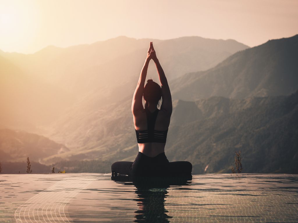 una-donna-pratica-Yoga-in-montagna