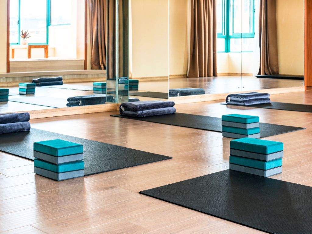 una-sala-Yoga-pronta-per-la-pratica