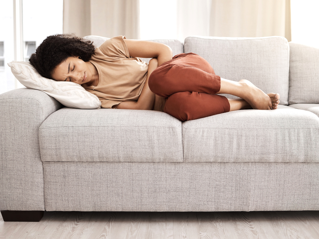 una donna con dolori mestruali forti