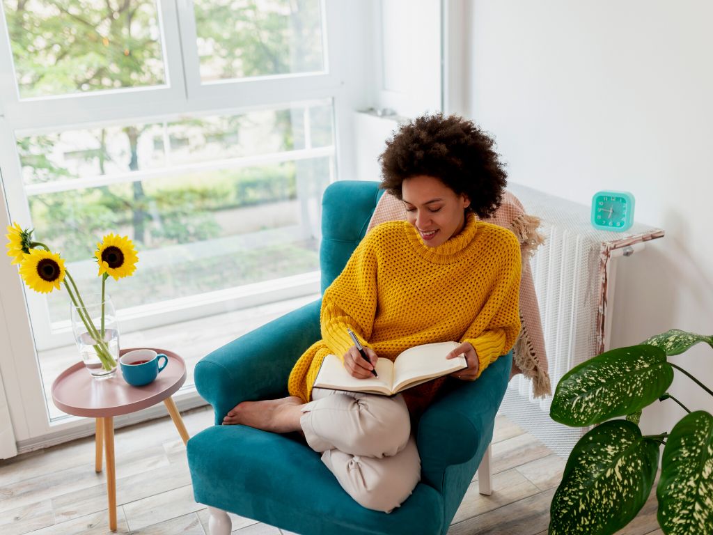 un ragazza scrive sul diario