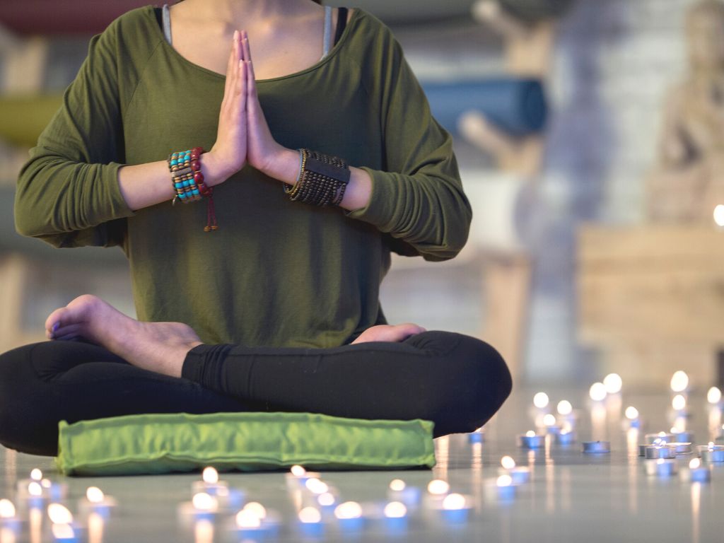 una donna in meditazione anti stress