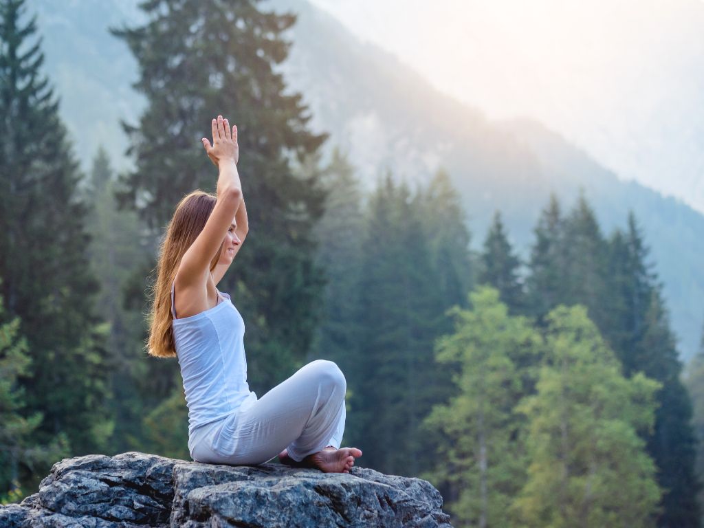 una-donna-pratica-yoga-nel-weekend-agosto-in-montagna