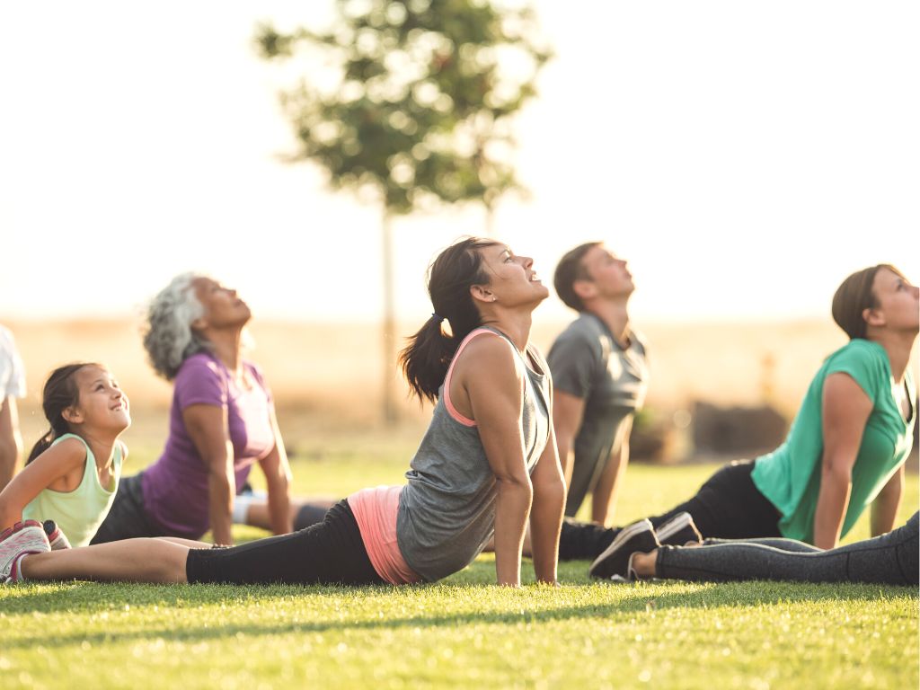 un gruppo pratica yoga in primavera
