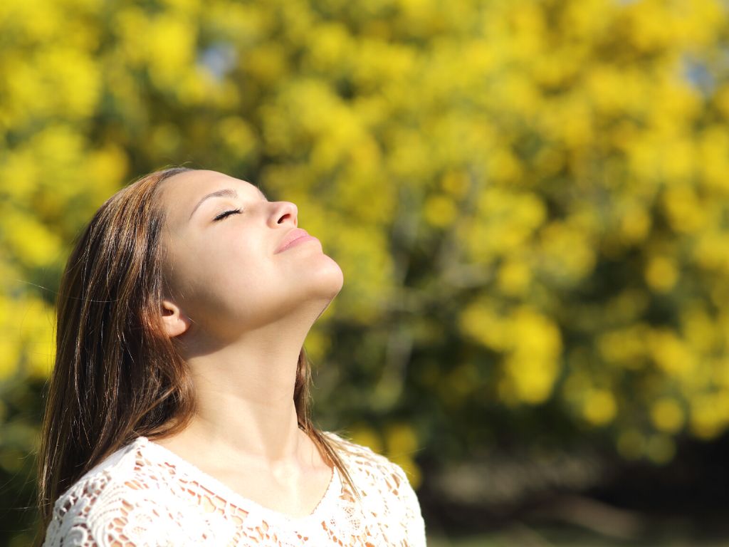 una donna nel ritiro benessere primaverile