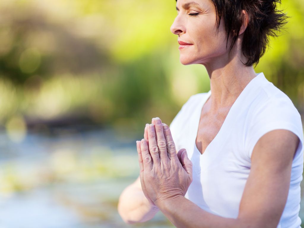 donna in menopausa pratica pranayama e meditazione