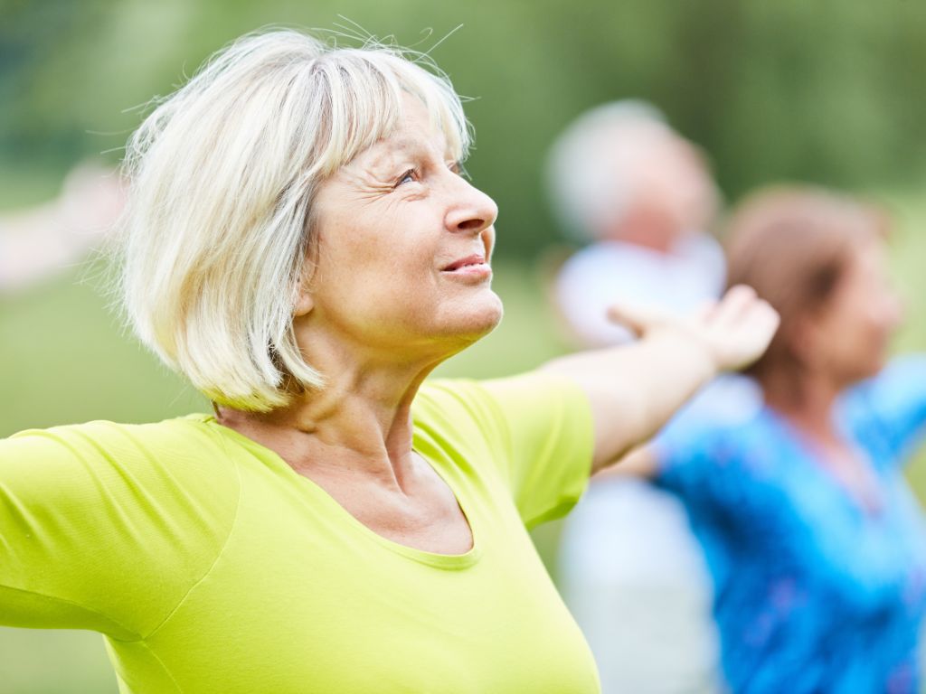 donna in menopausa pratica yoga