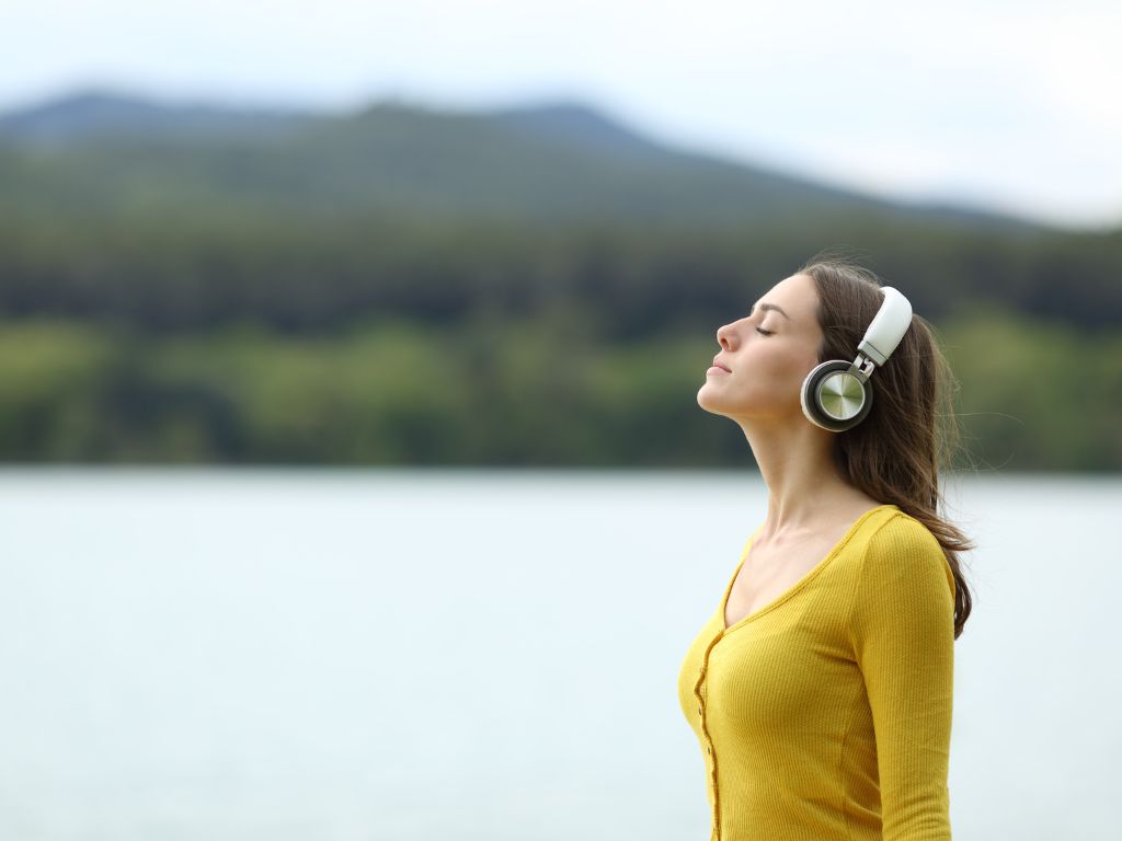 meditazione guidata seguita da una ragazza