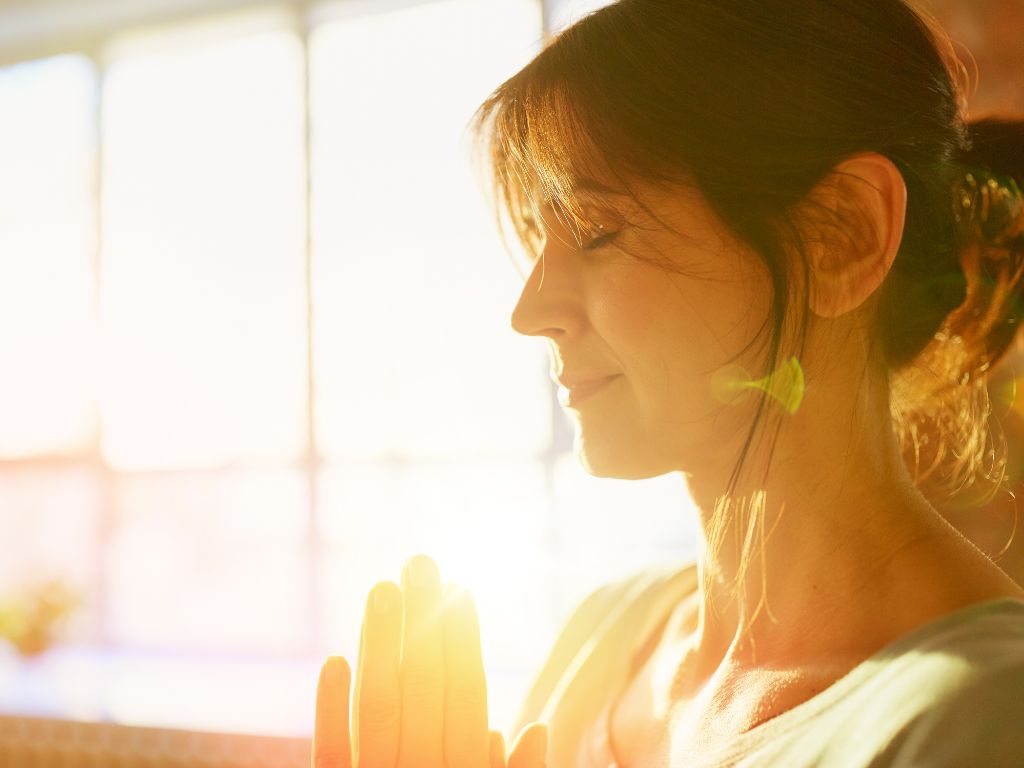 una donna che medita