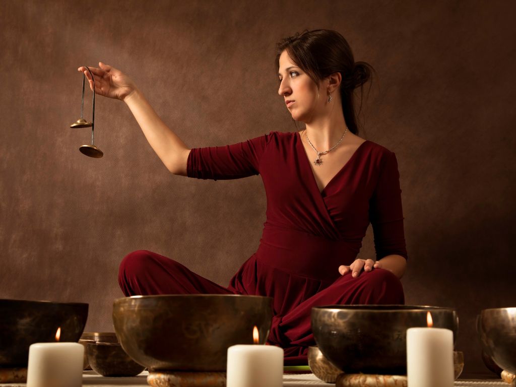 una donna pratica con campanelli tibetani