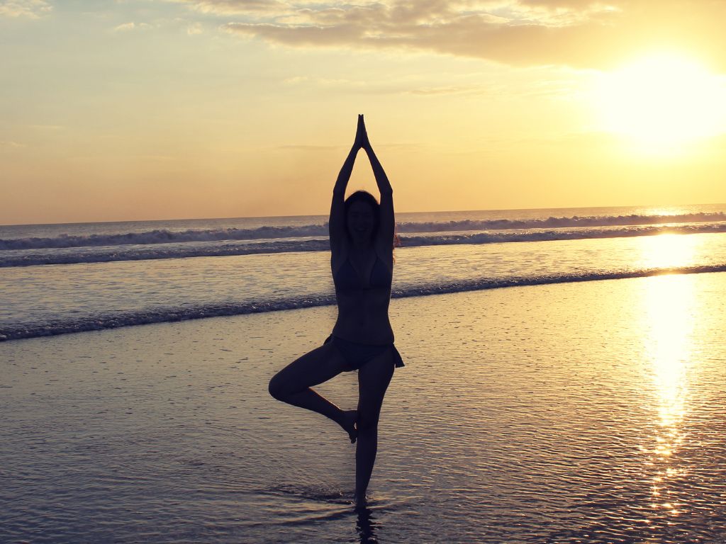 yoga al tramonto al mare