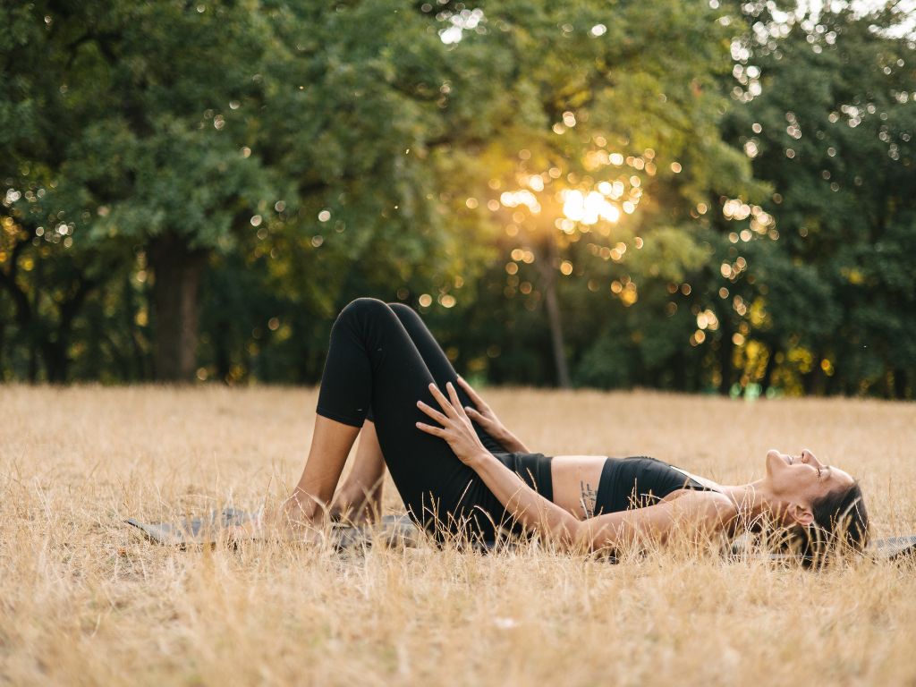 yoga al tramonto al parco