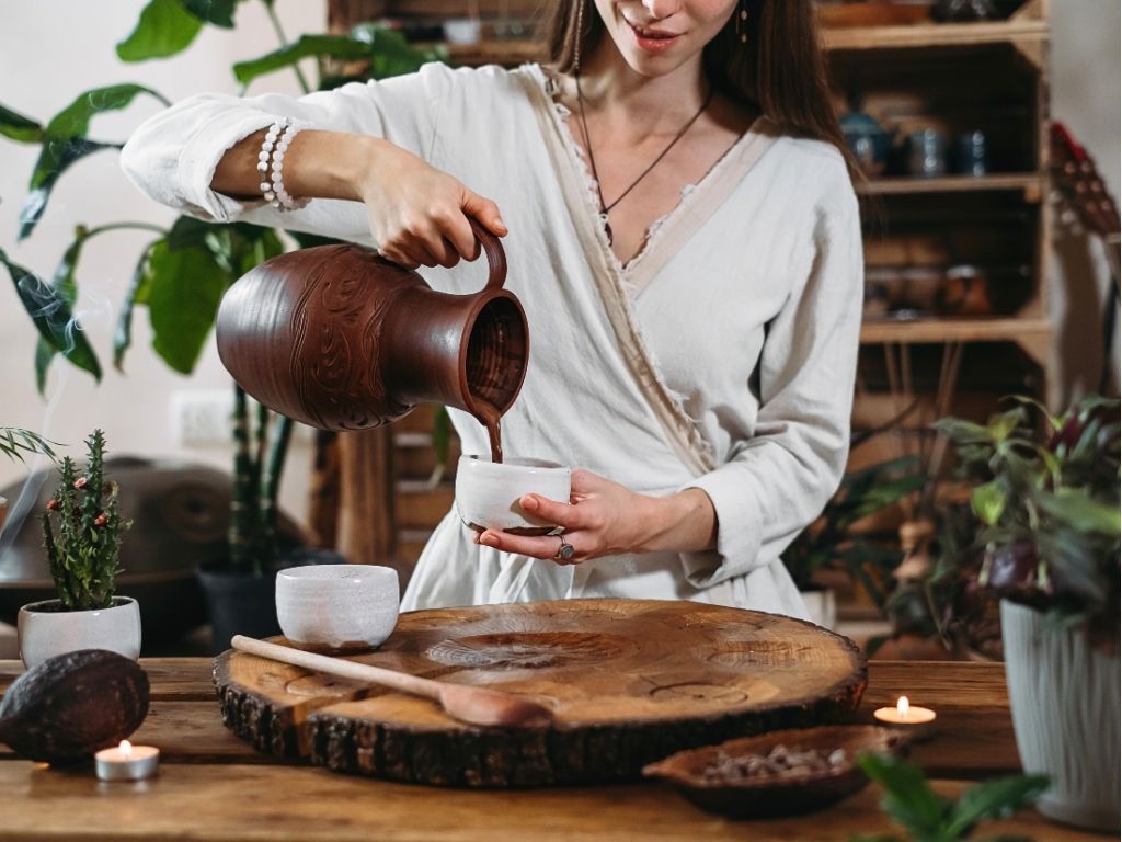 una donna fa cacao cerimoniale