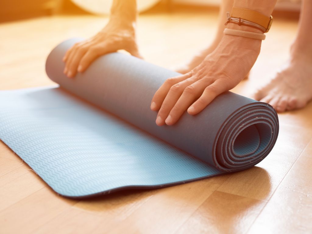 pratica-yoga-per-la-schiena-sul-tappetino