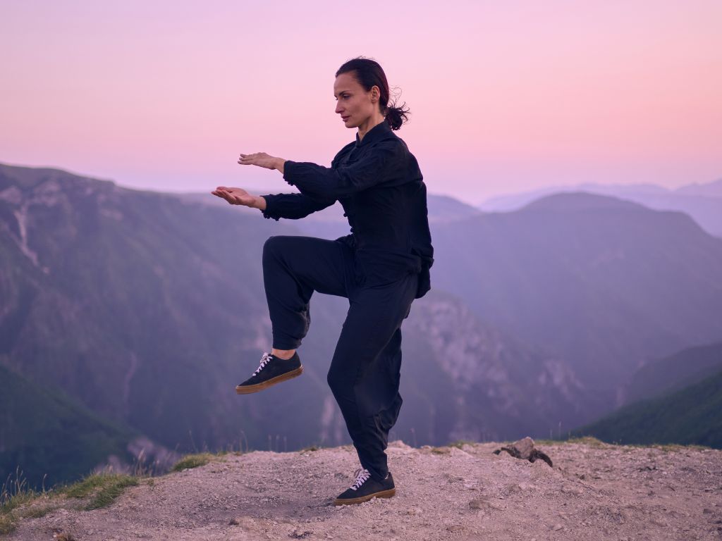 tai-chi-benefici-una-donna-che-pratica-in-montagna