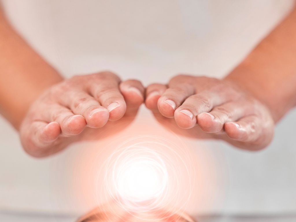terapia-reiki-con-le-mani
