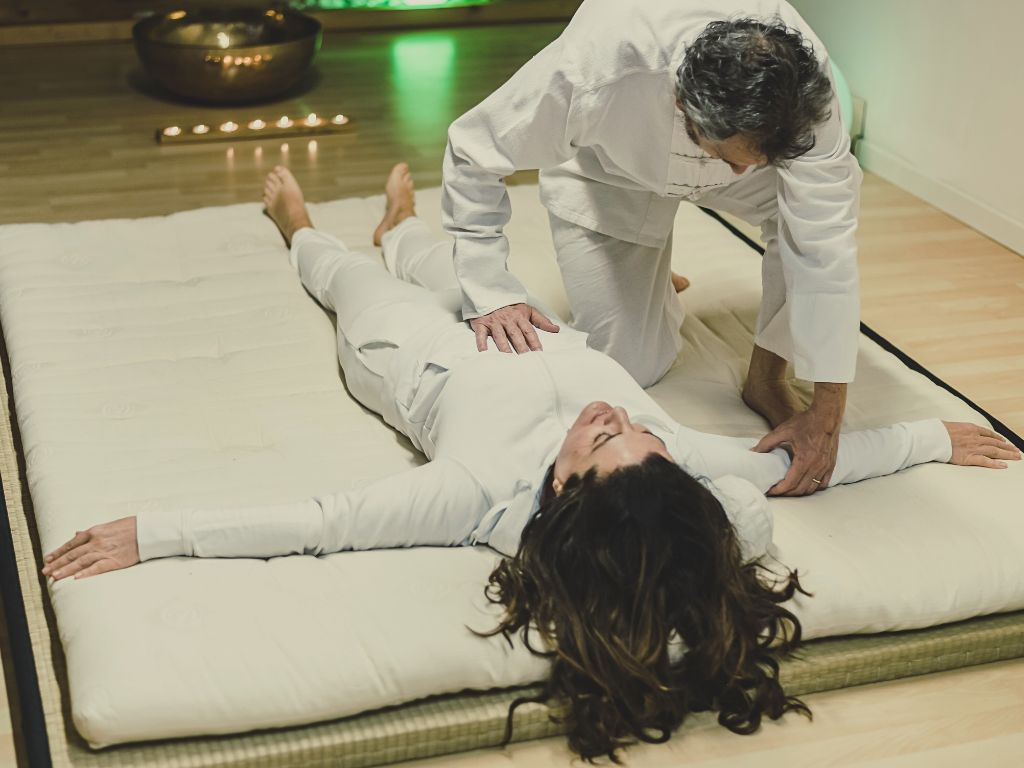 trattamento-shiatsu-con-le-candele-sul-pavimento