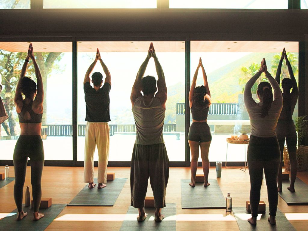un-gruppo-di-persone-in-ritiro-yoga
