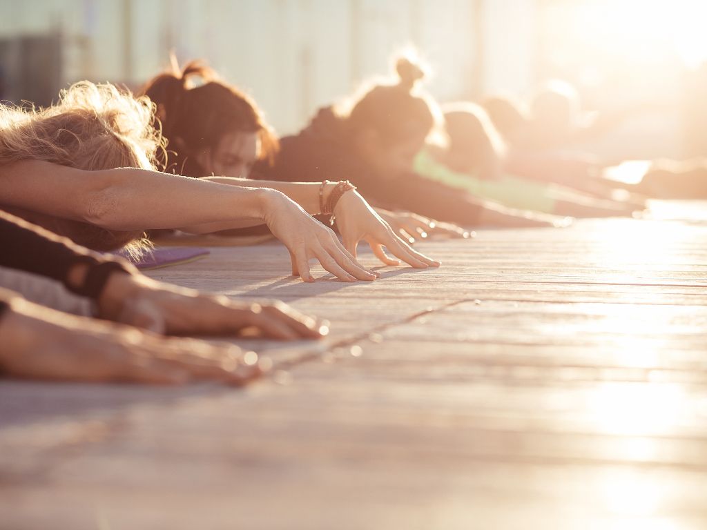 un-gruppo-di-persone-pratica-in-ritiro-yoga