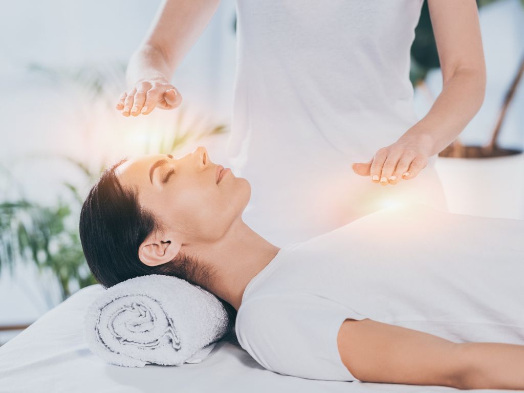 una-donna-durante-trattamento-reiki