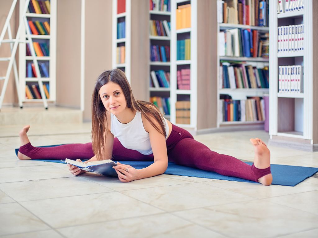 una-donna-legge-libro-yoga-per-principianti