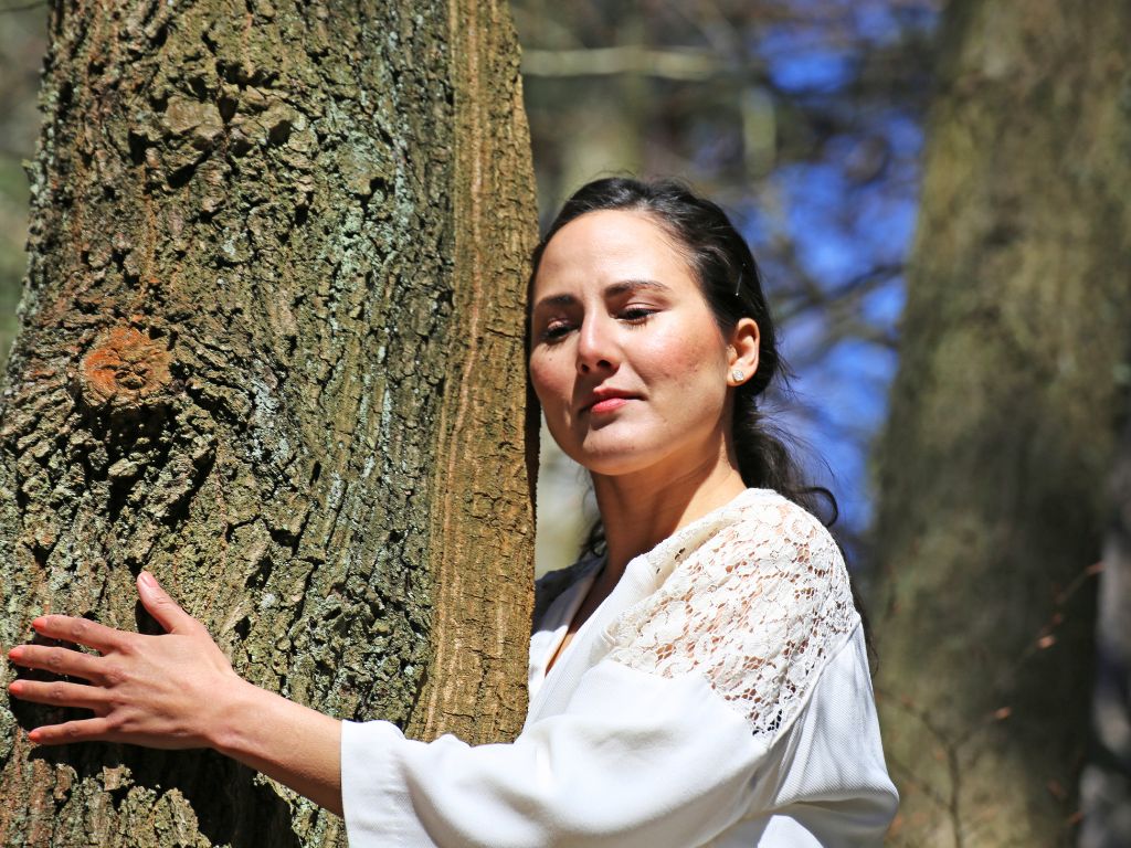 una-donna-pratica-forest-bathing-shinrin-yoku