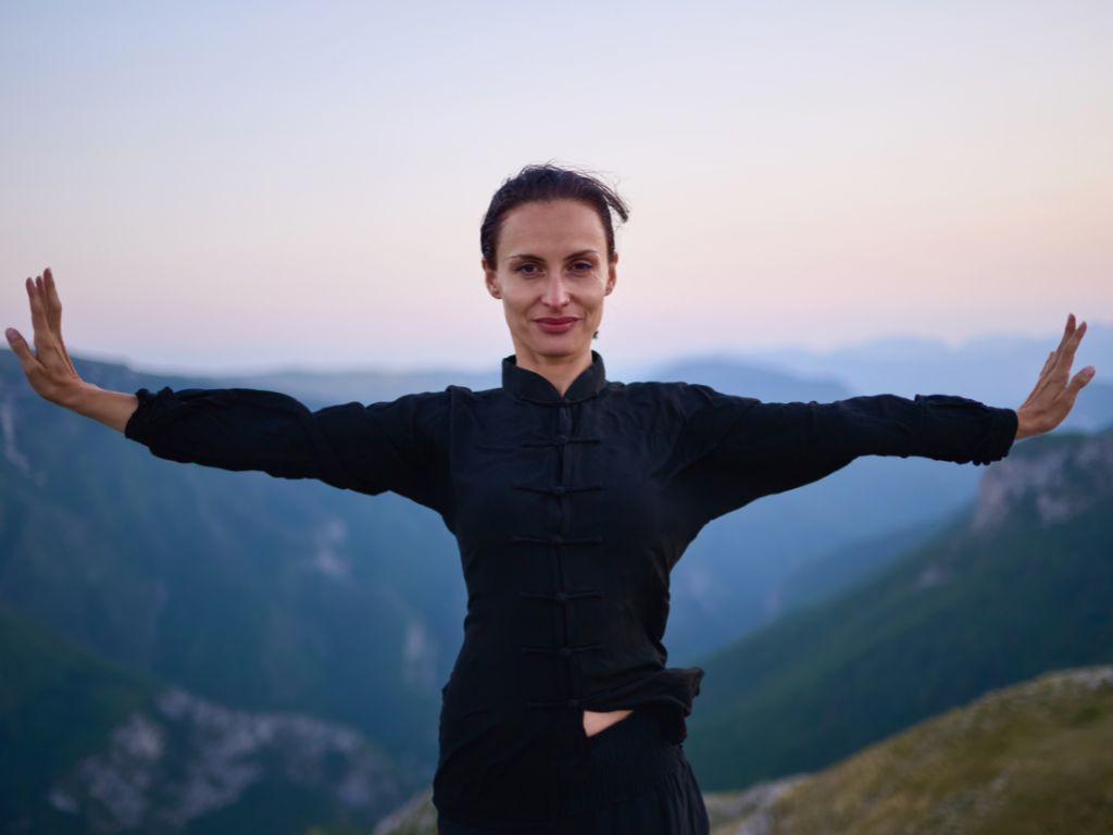 una-donna-pratica-tai-chi