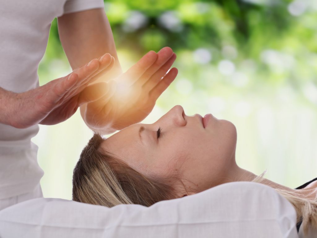 una-donna-riceve-un-trattamento-reiki