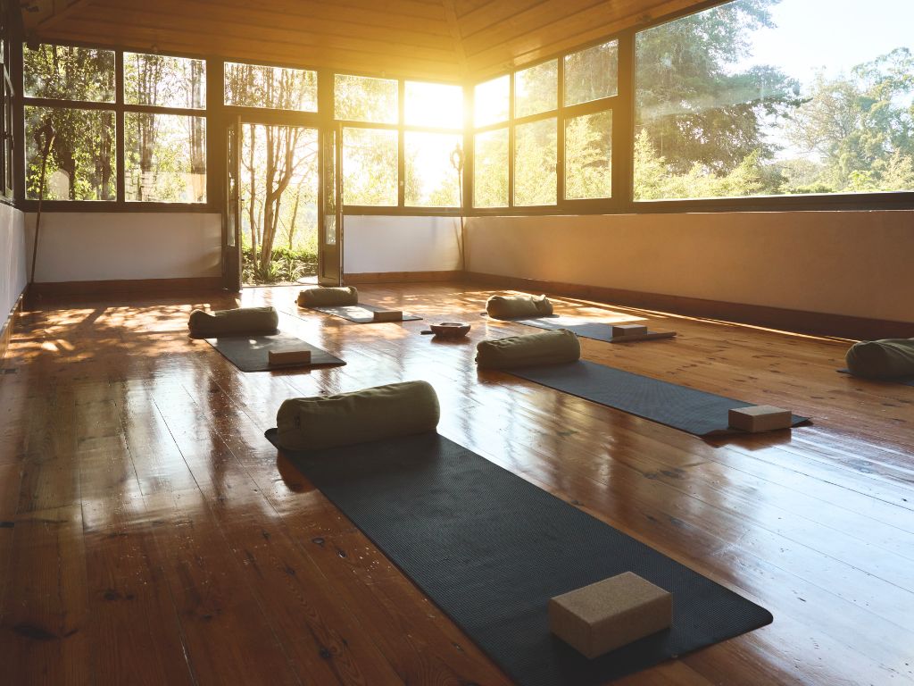 una-sala-yoga-durante-un-ritiro-yoga