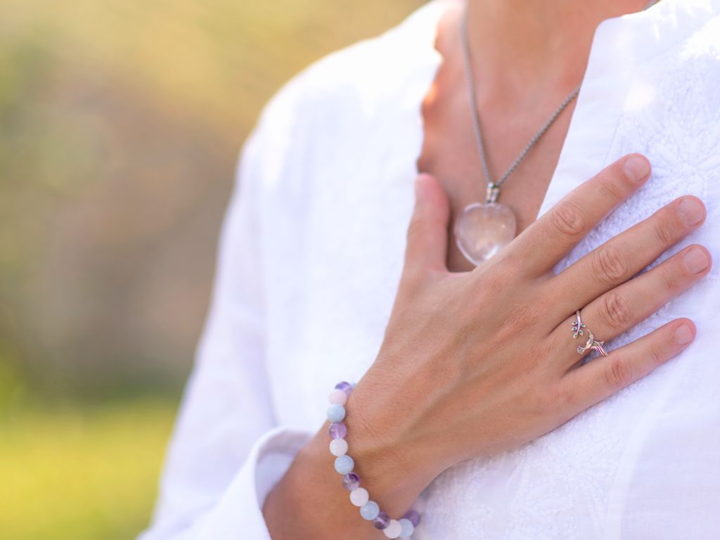 una-mano-durante-la-meditazione-di-gratutudine