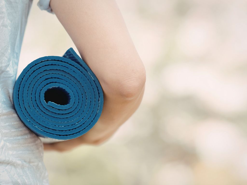 tappetino-yoga-in-mano-di-una-donna