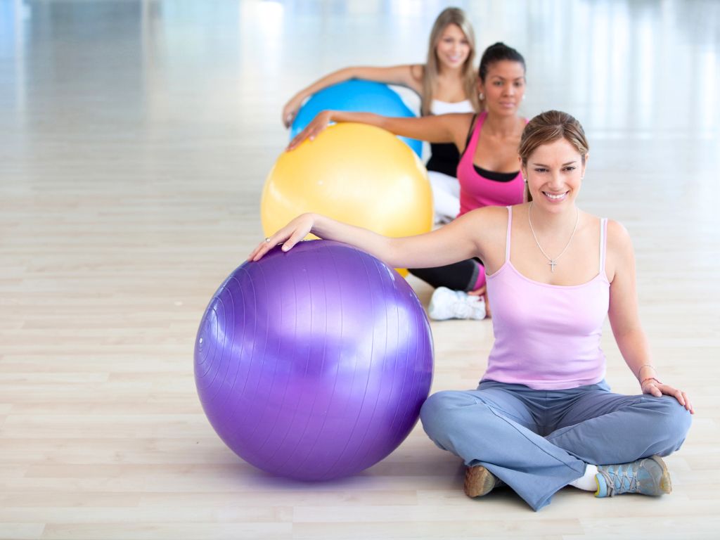 tre-donne-in-una-lezione-di-pilates-con-la-palla