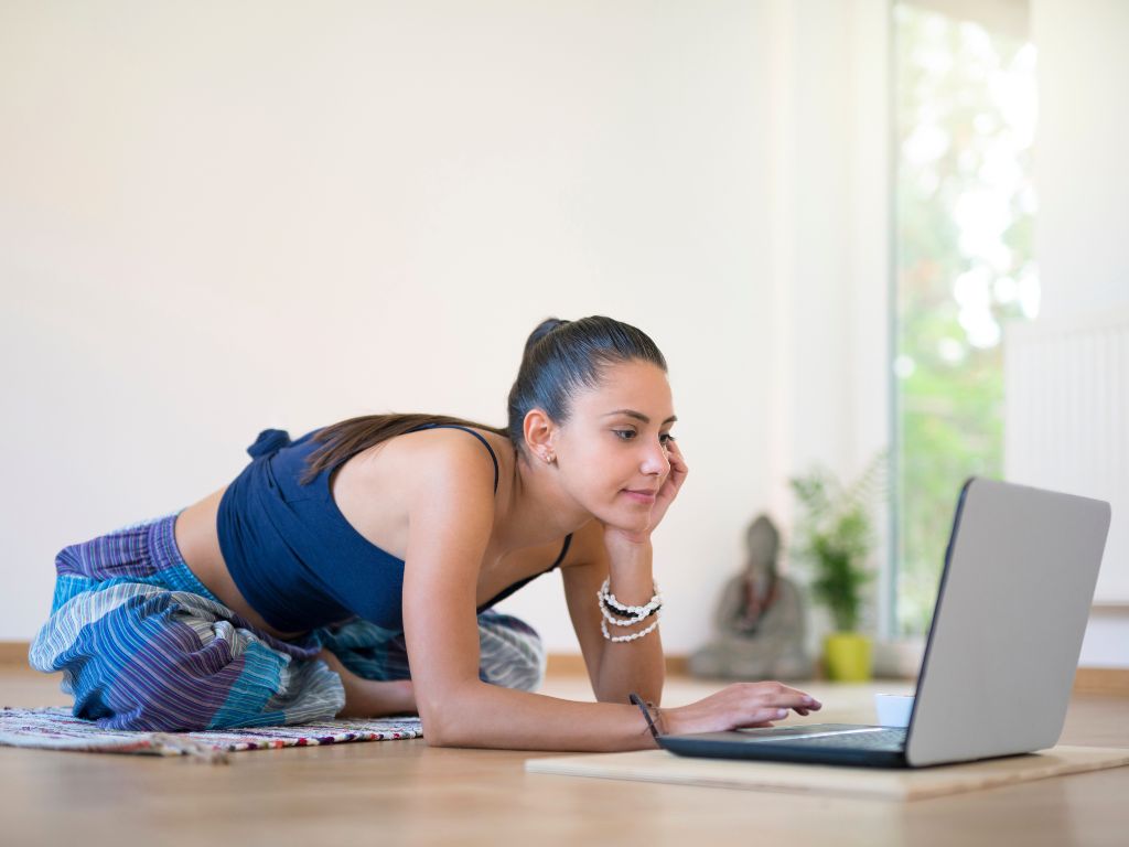 un-insegnante-yoga-scrive-titoli-per-evento-yoga