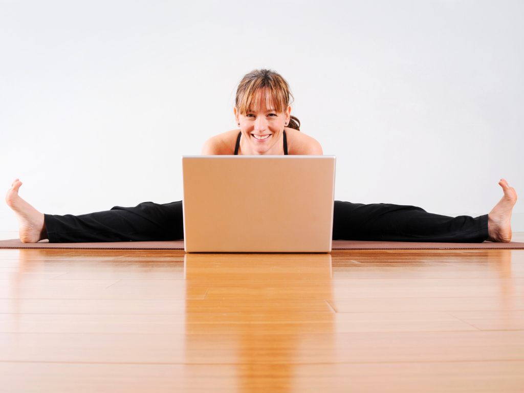 un-insegnante-yoga-scrive-titolo-per-evento-yoga