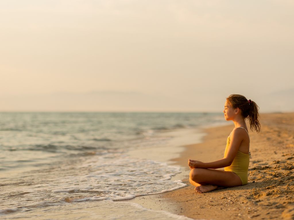 una-bambina-pratica-breathwork-pranayama-al-mare