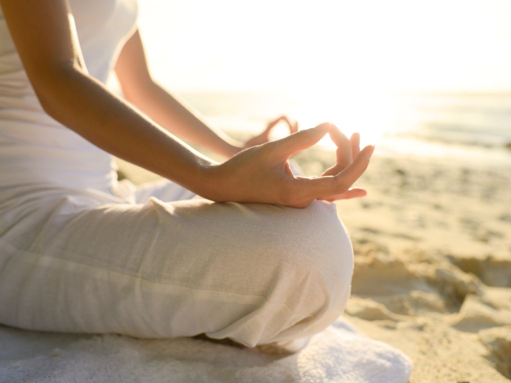 una-donna-in-meditazione-al-mare
