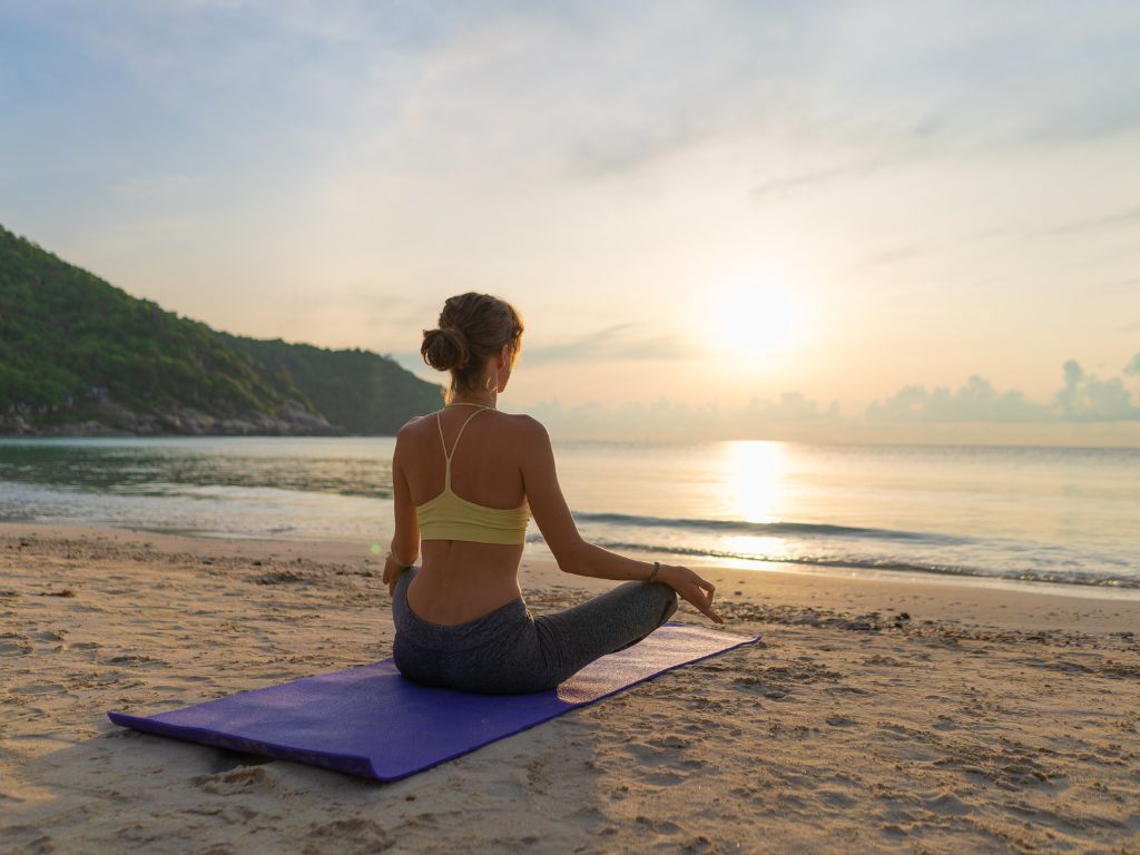 una-donna-in-meditazione-al-tramonto