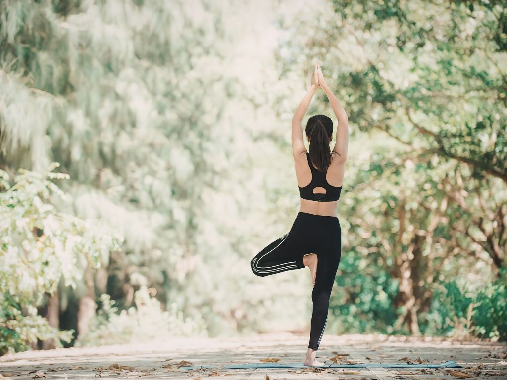 una-donna-pratica-posizione-yoga-dell-albero