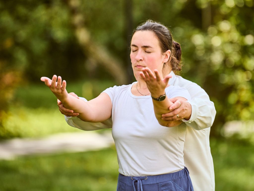 una-donna-pratica-qigong-nella-natura